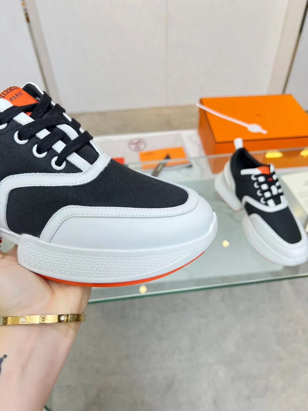 👟👟Ex-factory price 620👟👟 Men’s size +10 Hermès new slim waist for couples, first launched in North America, heightening-flowing shoes! The legs instantly look much thinner, the heels are 5CM high, and the new Hermès panda gigs bread shoes are so cute. The foot feels super comfortable and 100% made of Hermès special fabrics and Italian calfskin 1🆚1. Large 㡳 private mold sole, oversized shoe 㡳 decorated with geometric patterns to create a dynamic and fashionable style, soles Hermès orange! Female size 35-41 (35, 40, 41 can be customized and non-returnable) Male size 38-47 (38, 45, 46, 47 can be customized and non-refundable)